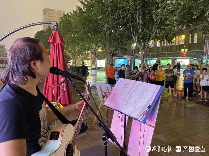 泉城夜色中，街头艺人上演了一场城市与音乐的双向奔赴